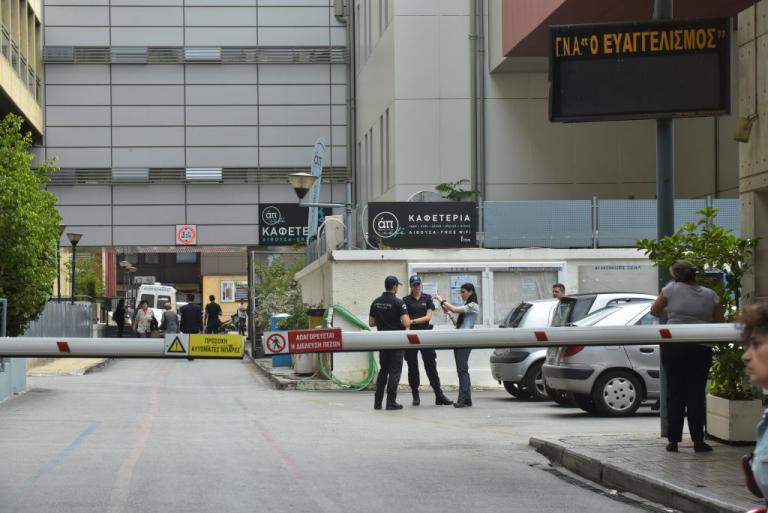 Σε σοβαρή κατάσταση η δικηγόρος που τραυματίστηκε από φωτοβολίδα – Έμεινε 6 ώρες στο χειρουργείο (βίντεο)